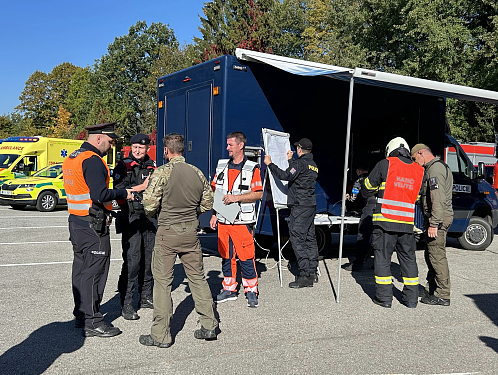 Kratochvíli obsadili policisté, hasiči a záchranáři